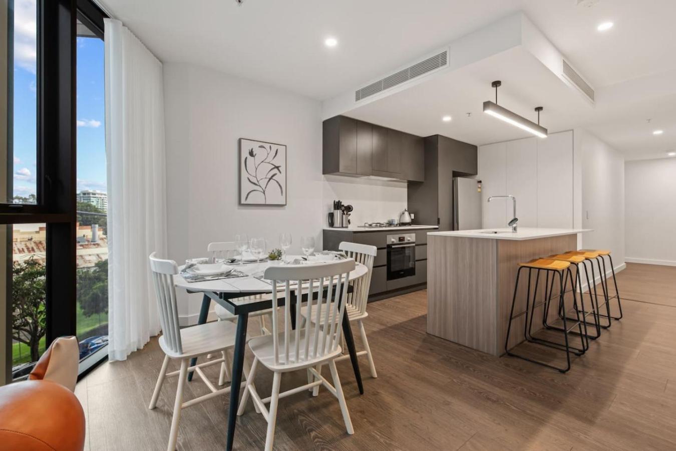 Apartment Ultimate Location Chic 2br Rooftop Pool N Parking *